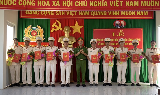 Công an huyện Krông Nô trao quyết định cho các đồng chí được điều động đảm nhiệm chức danh trưởng, phó Công an xã.