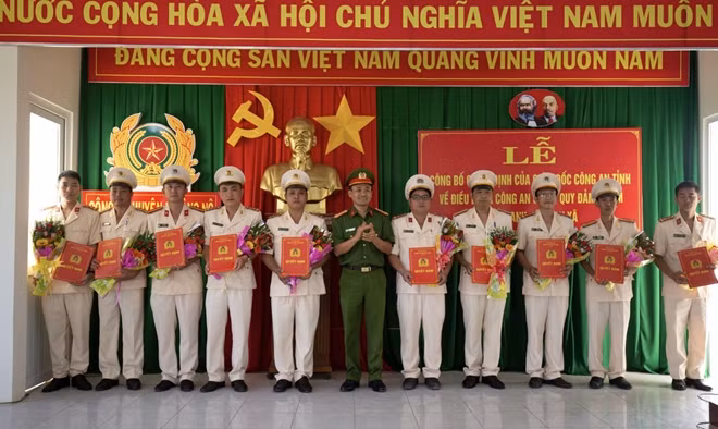 Công an huyện Krông Nô trao quyết định cho các đồng chí được điều động đảm nhiệm chức danh trưởng, phó Công an xã.