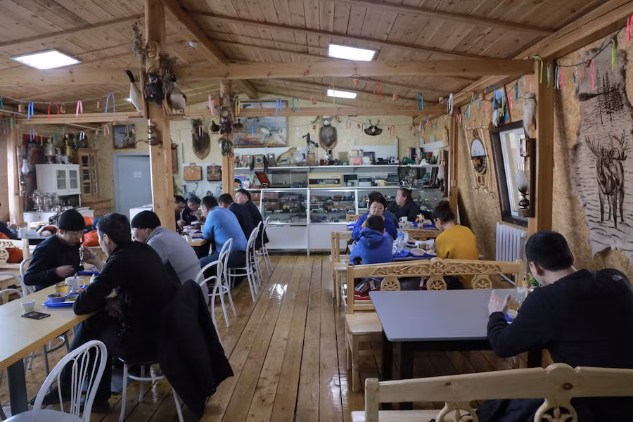 Người dân Yakutsk luôn cố gắng ở ngoài trời ít thời gian nhất có thể. Bên trong những ngôi nhà luôn ấm áp nên khi vào nhà, mọi người đều cởi hết áo khoác ngoài.