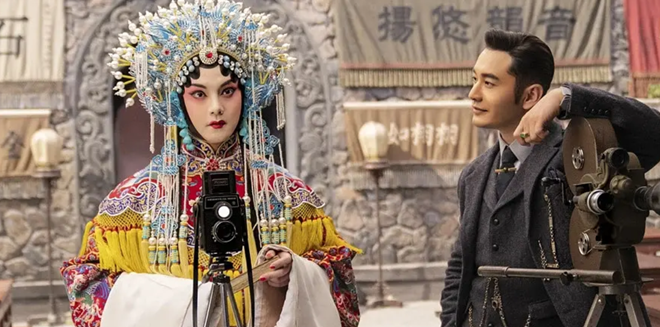 Trong nguyên tác Bên tóc mai không phải hải đường hồng, Thương Tế Nhị và thương nhân yêu nước đã có vợ con Trình Phượng Đài (Huỳnh Hiểu Minh) có tình cảm “tâm đầu ý hợp”. Tuy nhiên, tác phẩm khi lên màn ảnh đã được đổi sang tình huynh đệ hay tri kỷ. ẢNH: CẮT TỪ PHIM