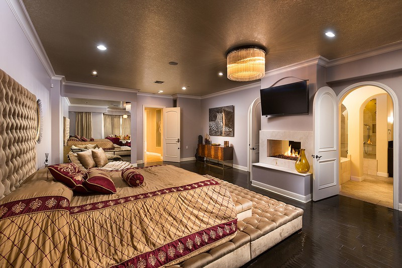 Phòng ngủ của Selena Gomez sử dụng tông màu trầm sang trọng, tạo cảm giác ấm cúng. Phòng ngủ của Selena Gomez sử dụng tông màu trầm sang trọng, tạo cảm giác ấm cúng.