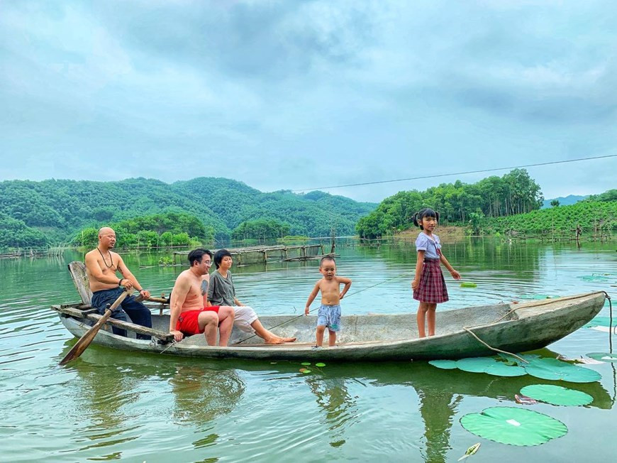 Đầm Vân Hội được các dòng suối lớn như: Ngòi Vần, ngòi Lĩnh, ngòi Chanh, ngòi Hạ... dồn nước từ các khu rừng nguyên sinh về làm đầy, diện tích lên tới 410 ha nước mặt với trên 40 đảo lớn, nhỏ bốn mùa cây cối tốt tươi. (Ảnh: Xuân Mai/Vietnam+) Đầm Vân Hội được các dòng suối lớn như: Ngòi Vần, ngòi Lĩnh, ngòi Chanh, ngòi Hạ... dồn nước từ các khu rừng nguyên sinh về làm đầy, diện tích lên tới 410 ha nước mặt với trên 40 đảo lớn, nhỏ bốn mùa cây cối tốt tươi. (Ảnh: Xuân Mai/Vietnam+)