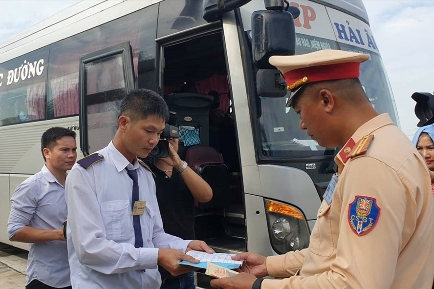 Lực lượng CSGT kiểm tra thực hiện an toàn giao thông đối với lái xe. Ảnh: T.Vương