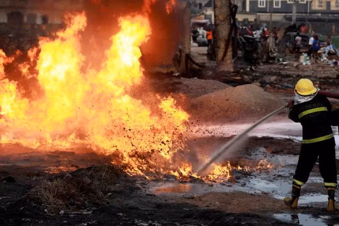 Nhân viên cứu hỏa nỗ lực dập tắt ngọn lửa. Ảnh: Reuters