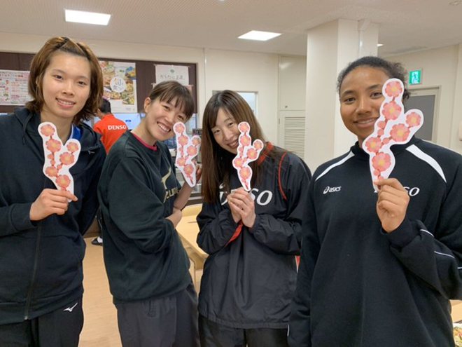 Thanh Thúy (trái) cùng các đồng đội CLB Denso Airy Bees Thanh Thúy (trái) cùng các đồng đội CLB Denso Airy Bees