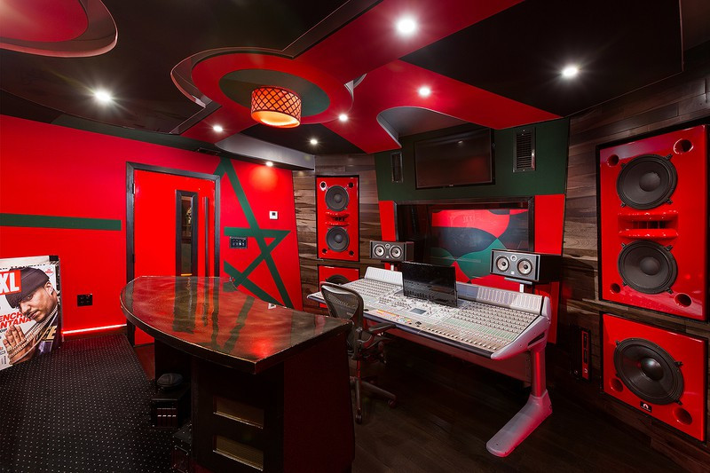 Một phòng thu âm sặc sỡ với các trang thiết bị công nghệ cao đắt tiền là tiện ích không thể thiếu đối với những người hoạt động nghệ thuật như Selena Gomez. Một phòng thu âm sặc sỡ với các trang thiết bị công nghệ cao đắt tiền là tiện ích không thể thiếu đối với những người hoạt động nghệ thuật như Selena Gomez.