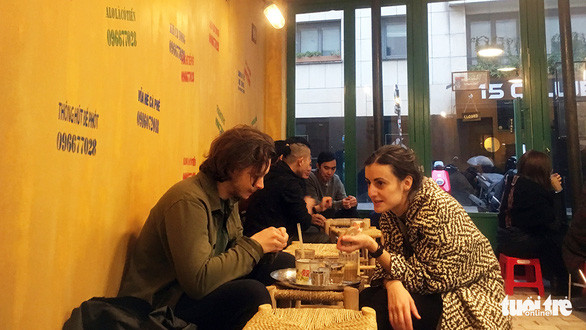  Một góc quán Vỉa Hè Cà Phê ở Paris - Ảnh: VIỆT LINH