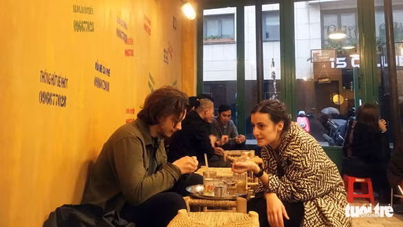  Một góc quán Vỉa Hè Cà Phê ở Paris - Ảnh: VIỆT LINH