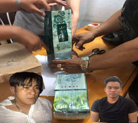  Các đối tượng cùng tang vật. Ảnh: C.A