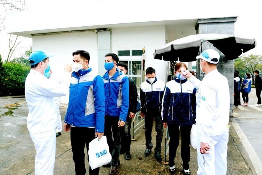 Đo thân nhiệt cho công nhân lao động tại Công ty sản xuất phanh Nissin (Vĩnh Phúc). Ảnh minh hoạ. Đo thân nhiệt cho công nhân lao động tại Công ty sản xuất phanh Nissin (Vĩnh Phúc). Ảnh minh hoạ.