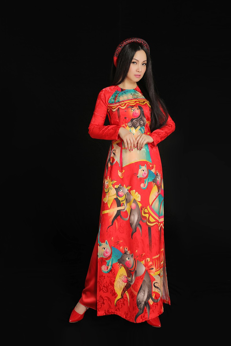 Nữ ca sĩ thừa nhận cô hơi áp lực khi làm vợ của một tỷ phú có nhiều phụ nữ đẹp vây quanh. Tuy nhiên, thay vì nổi máu ghen hay lúc nào cũng khư khư giữ lấy chồng, cô tích cực làm đẹp cho cả vóc dáng vẫn tri thức để xứng với chồng. Đó cũng là lý do cô không ngồi nhà như bình hoa di động mà học diễn xuất, viết kịch bản và làm phim. Cô muốn chồng có thể cảm thấy tự hào khi đứng cạnh mình. Nữ ca sĩ thừa nhận cô hơi áp lực khi làm vợ của một tỷ phú có nhiều phụ nữ đẹp vây quanh. Tuy nhiên, thay vì nổi máu ghen hay lúc nào cũng khư khư giữ lấy chồng, cô tích cực làm đẹp cho cả vóc dáng vẫn tri thức để xứng với chồng. Đó cũng là lý do cô không ngồi nhà như bình hoa di động mà học diễn xuất, viết kịch bản và làm phim. Cô muốn chồng có thể cảm thấy tự hào khi đứng cạnh mình.