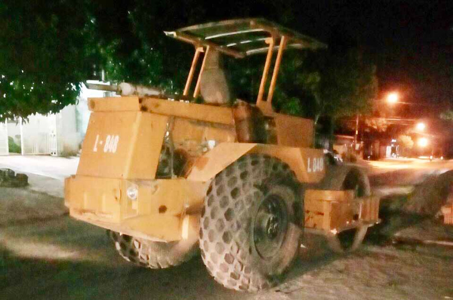 Anh Sơn đã tông vào chiếc xe lu của anh Thuận. Ảnh: Văn Ngọc 