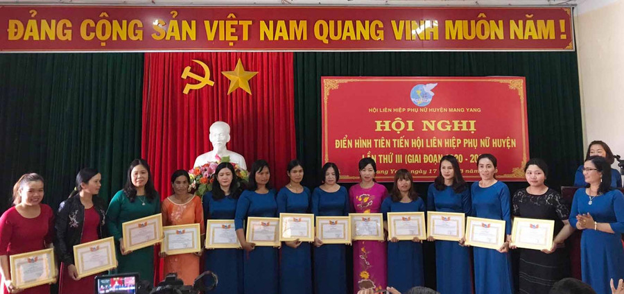 Khen thưởng các cá nhân diển hình tiên tiến. Ảnh: Hà Phương