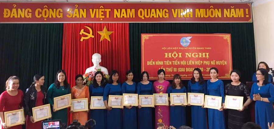 Khen thưởng các cá nhân diển hình tiên tiến. Ảnh: Hà Phương