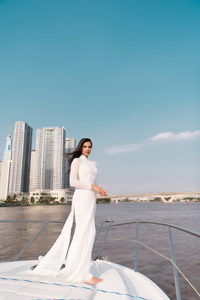 Người đẹp cao 1,73 m không ngừng thốt lên rằng cô không ngờ Sài Gòn lại đặc biệt và đẹp đến vậy khi ngắm từ đường thủy