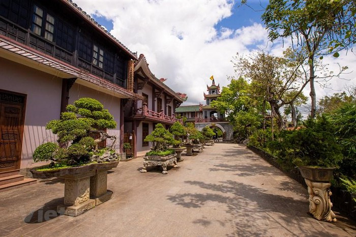 Đặc biệt, chùa hiện đang lưu giữ Ngọc Xá lợi của Phật tổ Thích Ca, được tôn là Phật ngọc hòa bình thế giới. Phật ngọc hòa bình thế giới được cung nghinh từ chùa Vàng ở Yanggoon, Myanmar vào tháng 7 năm 2013. (Ảnh: Minh Sơn/Vietnam+)