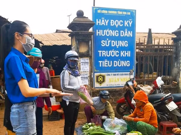 Đoàn viên thanh niên xã Biển Hồ tuyên truyền, vận động, hướng dẫn người dân tại chợ Biển Hồ nhằm phòng chống dịch Covid-19. Ảnh: R.H