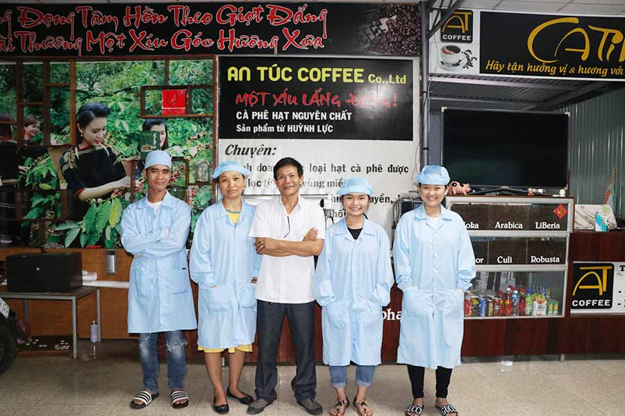 Từ một thợ hồ bằng ý chí, nghị lực ông Huỳnh Văn Lực (phường Tây Sơn, thị xã An Khê) vươn lên trở thành ông chủ thương hiệu cà phê An Túc. Ảnh Ngọc Minh.