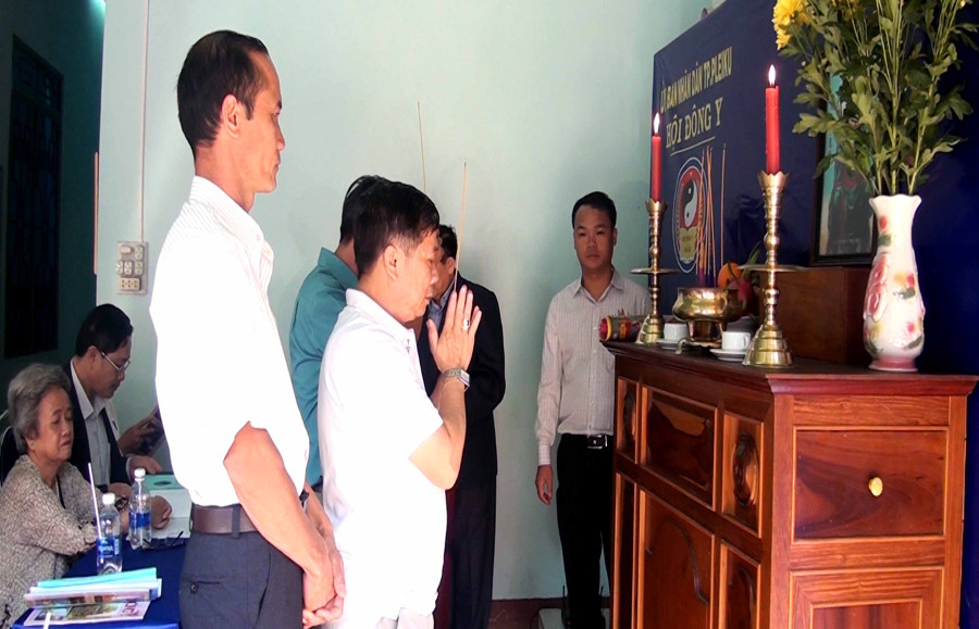  Dâng hương tưởng niệm Thánh tổ thuốc nam-Thiền sư Tuệ Tĩnh. Ảnh: Ngọc Sang