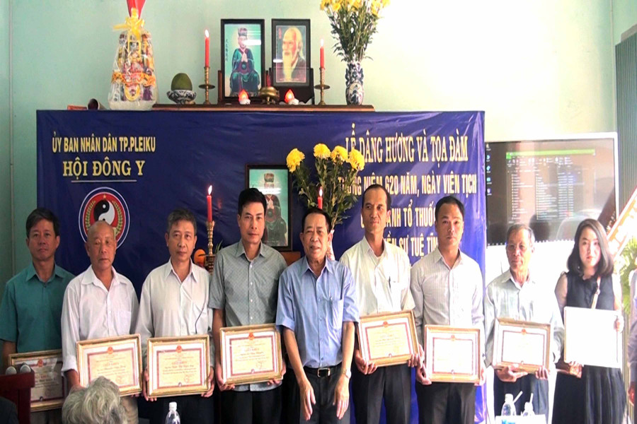 Trao giấy khen cho những hội viên có thành tích trong hoạt động công tác hội. Ảnh: Ngọc Sang