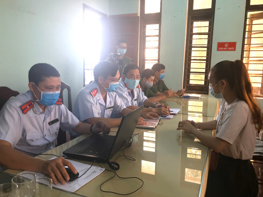 Cô gái tên V.N.H.U bị xử phạt về hành vi cung cấp thông tin sai sự thật trên mạng xã hội. Cô gái tên V.N.H.U bị xử phạt về hành vi cung cấp thông tin sai sự thật trên mạng xã hội.