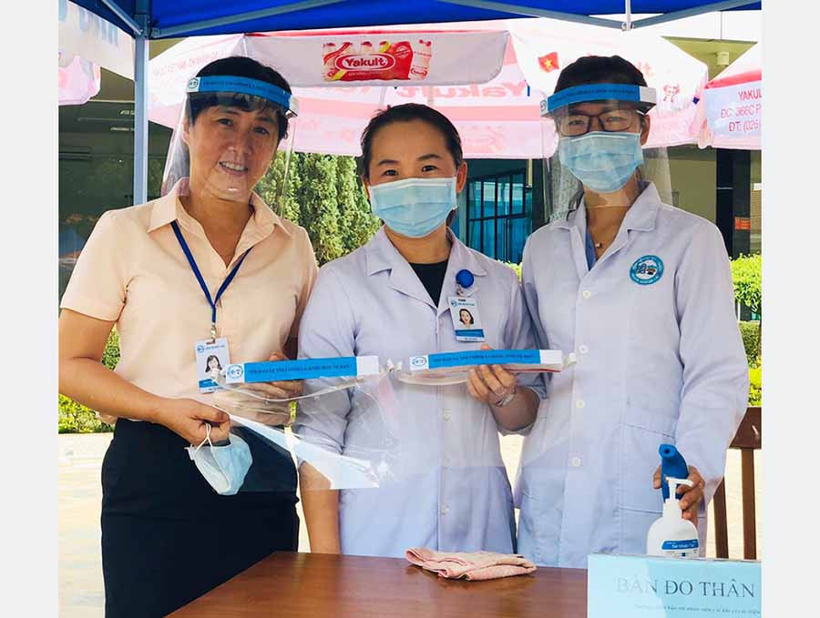 Mặt nạ ngăn giọt bắn đã được phát miễn phí cho các bộ phận trực tiếp tiếp xúc với bệnh nhân. Ảnh: Hà Duy
