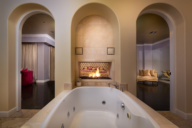 Phòng tắm chính là nơi giúp nữ ca sĩ thư giãn sau mỗi ngày làm việc mệt mỏi. Phòng tắm chính là nơi giúp nữ ca sĩ thư giãn sau mỗi ngày làm việc mệt mỏi.