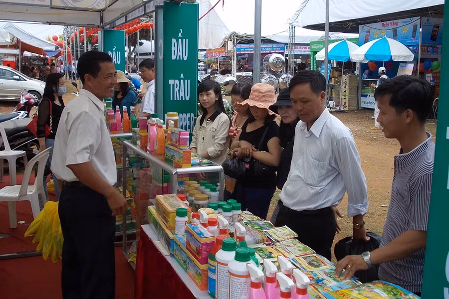 Tư vấn cho khách hàng về chất lượng sản phẩm thuốc bảo vệ thực vật. Ảnh: Thanh Nhật