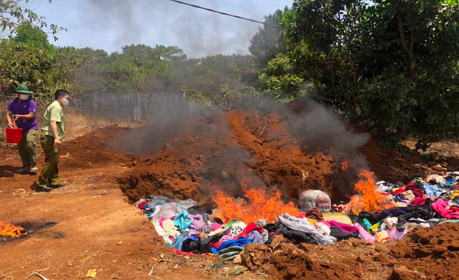 Lực lượng chức năng tiến hành tiêu hủy hàng hóa. Ảnh: Anh Huy