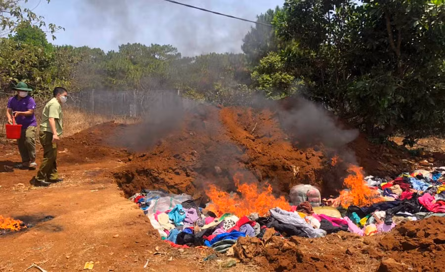 Lực lượng chức năng tiến hành tiêu hủy hàng hóa. Ảnh: Anh Huy