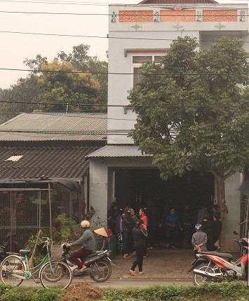 Nhà anh Đệ (nhà xây 2 tầng) nơi xảy ra vụ cháy.  Nhà anh Đệ (nhà xây 2 tầng) nơi xảy ra vụ cháy.