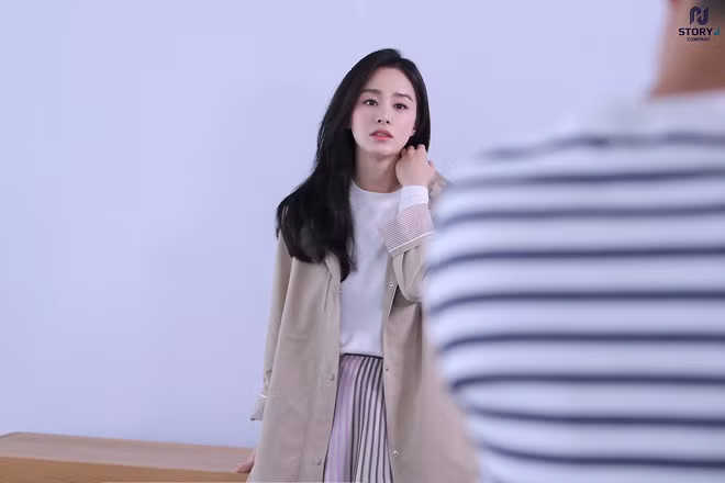 Bên cạnh đó, có nhiều ý kiến tỏ ra không hài lòng với trang phục mà cô mặc trong loạt ảnh: “Quần áo không nổi bật, nhưng nhan sắc của cô ấy thì giúp kiểu trang phục này được người ta chú ý tới”, “Lụa đẹp nhờ người mặc là Kim Tae Hee”, “Chị ấy vẫn tỏa sáng dù quần áo chẳng ra sao”… - ẢNH: STORY J COMPANY