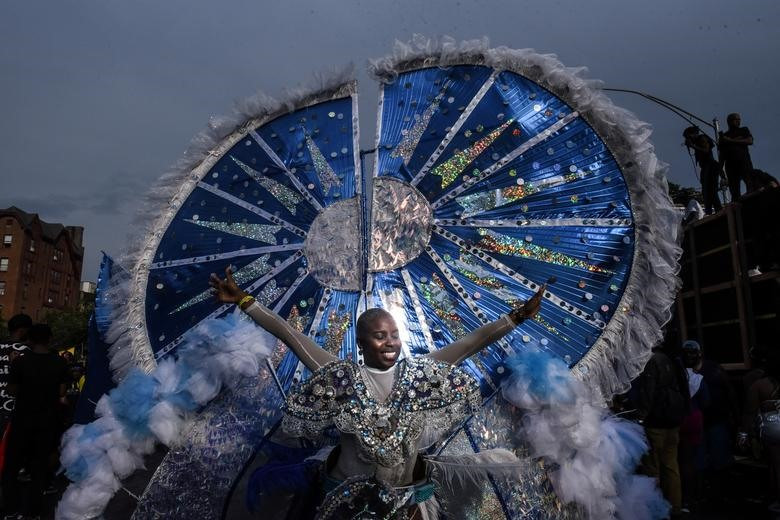 Một phụ nữ với bộ trang phục lộng lẫy diễu hành Ngày Tây Ấn hàng năm ở Brooklyn, New York, Mỹ ngày 2.9.2019. Ảnh: Reuters Một phụ nữ với bộ trang phục lộng lẫy diễu hành Ngày Tây Ấn hàng năm ở Brooklyn, New York, Mỹ ngày 2.9.2019. Ảnh: Reuters