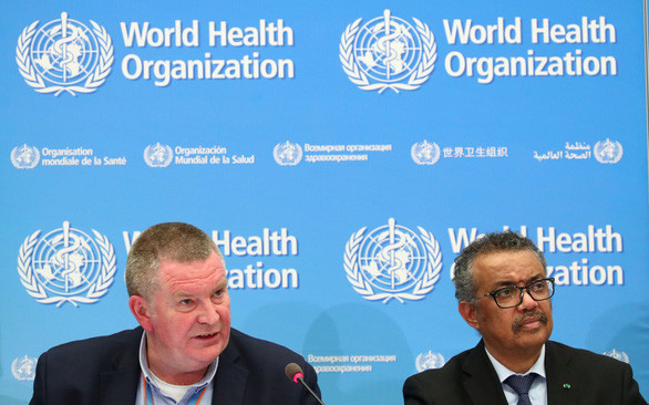  Giám đốc điều hành WHO Mike Ryan (trái) và Tổng giám đốc Tedros Adhanom Ghebreyesus tại buổi họp báo - Ảnh: REUTERS
