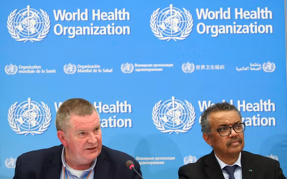  Giám đốc điều hành WHO Mike Ryan (trái) và Tổng giám đốc Tedros Adhanom Ghebreyesus tại buổi họp báo - Ảnh: REUTERS