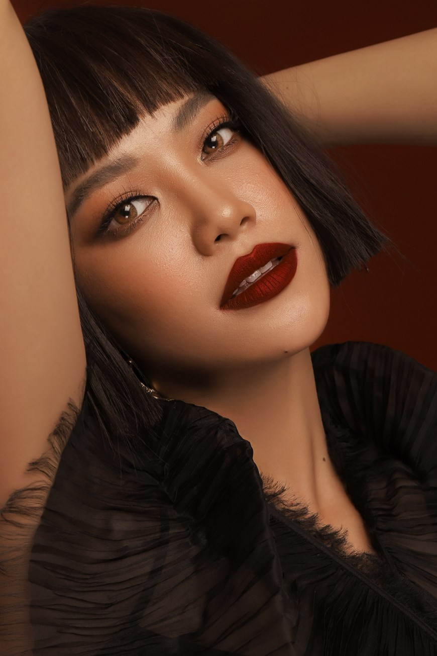 Á hậu Kim Duyên tiết lộ: ‘Từ khi nuôi tóc dài, Duyên không uốn hay duỗi gì cả, để tóc tự nhiên. Thỉnh thoảng nếu đi sự kiện hay cần làm đẹp thì Duyên thử làm nhẹ một chút thôi. Đặc biệt, Duyên ít khi dùng lược chải tóc mà chỉ cần dùng tay vuốt nhẹ là tóc đã vào nếp.’ (Ảnh: Nguyễn Du/Vietnam+)