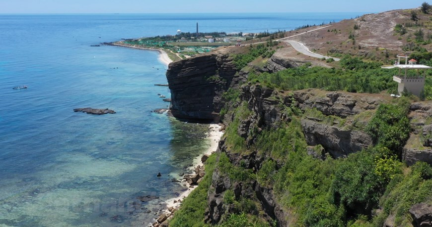 Núi Thới Lới - Đảo Lý Sơn là 1 trong 5 ngọn núi lửa độc đáo đã tắt từ lâu của huyện Đảo, cao gần 170m so với mặt nước biển. Ít ai biết rằng huyện đảo Lý Sơn, tỉnh Quảng Ngãi có lịch sử hình thành thời tiền sử, trên 5 ngọn núi lửa. Ảnh: Tùng Lâm/Vietnam+ Núi Thới Lới - Đảo Lý Sơn là 1 trong 5 ngọn núi lửa độc đáo đã tắt từ lâu của huyện Đảo, cao gần 170m so với mặt nước biển. Ít ai biết rằng huyện đảo Lý Sơn, tỉnh Quảng Ngãi có lịch sử hình thành thời tiền sử, trên 5 ngọn núi lửa. Ảnh: Tùng Lâm/Vietnam+