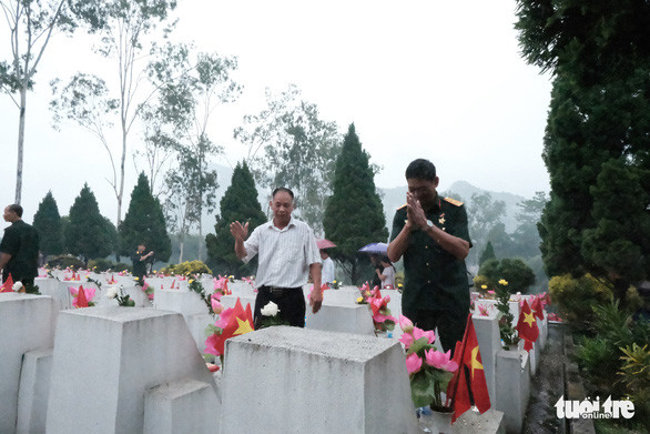 Cựu chiến binh Nguyễn Trung Bộ và Phạm Hồng Quân về thăm lại đồng đội năm xưa tại nghĩa trang Vị Xuyên. Ảnh: HÀ THANH