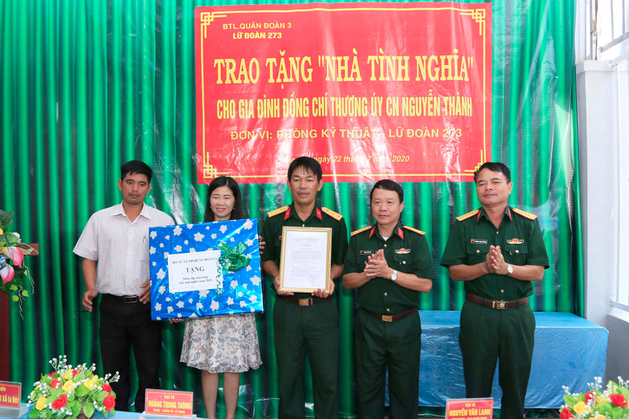 Lãnh đạo Quân đoàn 3, Lữ đoàn Tăng-Thiết giáp 273 trao quyết định tặng nhà và tặng quà cho gia đình Thượng úy Thành. Ảnh: Vũ Duy Hiển Lãnh đạo Quân đoàn 3, Lữ đoàn Tăng – Thiết giáp 273 trao quyết định tặng nhà và tặng quà cho gia đình Thượng úy QNCN Nguyễn Thành. Ảnh: Vũ Duy Hiển