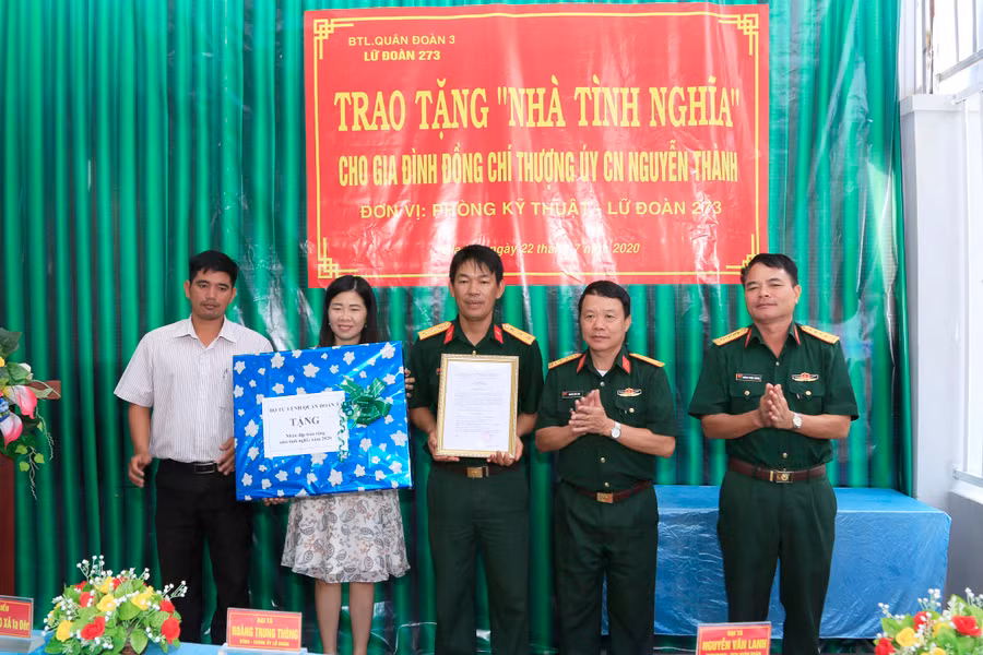 Lãnh đạo Quân đoàn 3, Lữ đoàn Tăng – Thiết giáp 273 trao quyết định tặng nhà và tặng quà cho gia đình Thượng úy QNCN Nguyễn Thành. Ảnh: Vũ Duy Hiển 