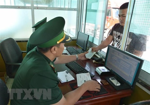  Lực lượng biên phòng cửa khẩu Quốc tế Hữu Nghị (Lạng Sơn) giải quyết thủ tục thông quan. (Ảnh: Quang Duy/TTXVN)