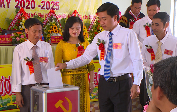 Bỏ phiếu bầu Ban Chấp hành Đảng bộ thị trấn Phú Thiện nhiệm kỳ 2020-2025. Ảnh: Đức Phương Bỏ phiếu bầu Ban Chấp hành Đảng bộ thị trấn Phú Thiện nhiệm kỳ 2020-2025. Ảnh: Đ.P