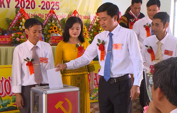 Bỏ phiếu bầu Ban Chấp hành Đảng bộ thị trấn Phú Thiện nhiệm kỳ 2020-2025. Ảnh: Đ.P