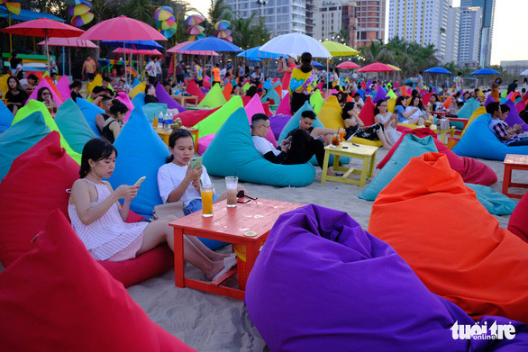 Bằng tư duy mới lạ và lối bài trí độc đáo, điểm du lịch trở nên nổi bật suốt vệt biển dài - Ảnh: TẤN LỰC