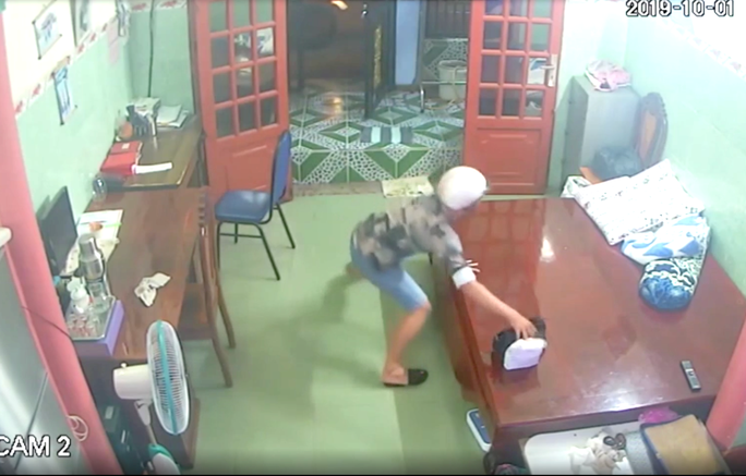 Camera ghi lại cảnh nam thanh niên chạy vào lấy túi tiền Camera ghi lại cảnh nam thanh niên chạy vào lấy túi tiền