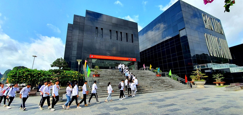 Bảo tàng Quảng Ninh là điểm hút khách du lịch trong nước và quốc tế đến tham quan. 