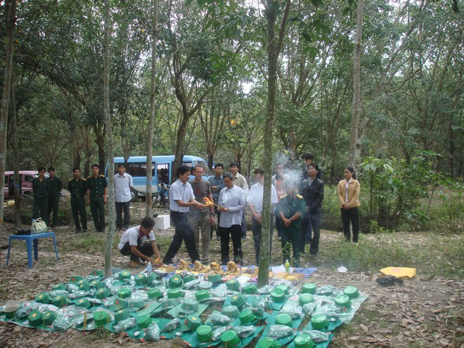 Làm lễ cầu nguyện 42 chiến sĩ trước khi tìm hài cốt các anh ẢNH: ÔNG NGUYỄN SỸ HỒ CUNG CẤP