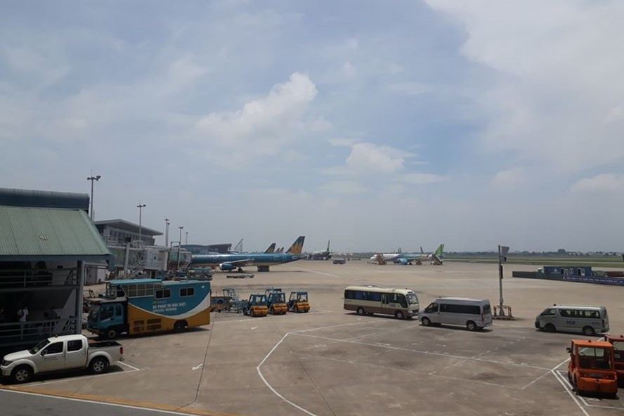 Các xe ôtô chuyên dụng hoạt động trong sân bay. Ảnh ĐT