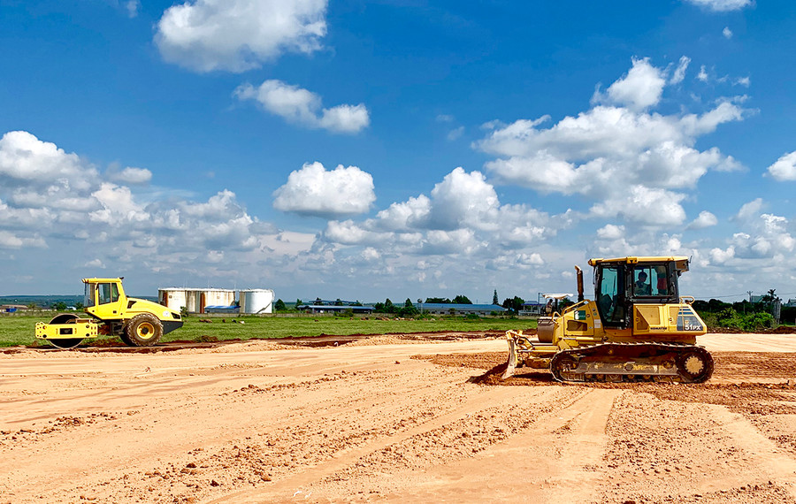 Nhà thầu gấp rút thi công hệ thống thoát nước tuyến đường chính Khu Công nghiệp Nam Pleiku. Ảnh: H.D  Nhà thầu gấp rút thi công hệ thống thoát nước tuyến đường chính Khu Công nghiệp Nam Pleiku. Ảnh: H.D