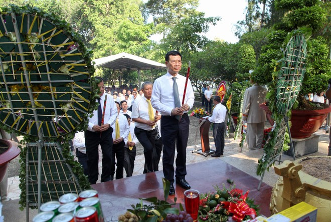 Đoàn công tác Bộ TT-TT thắp hương tại nghĩa trang liệt sĩ ngành Giao bưu Thông tin R ở Tây Ninh ẢNH: GIANG PHƯƠNG